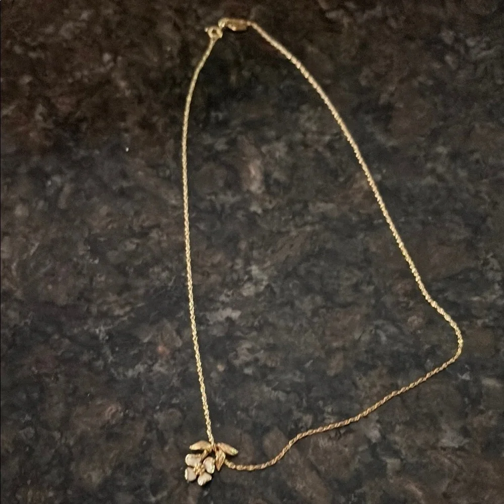 Avon Elegant Gold Necklace with Leaf Pendant Layering